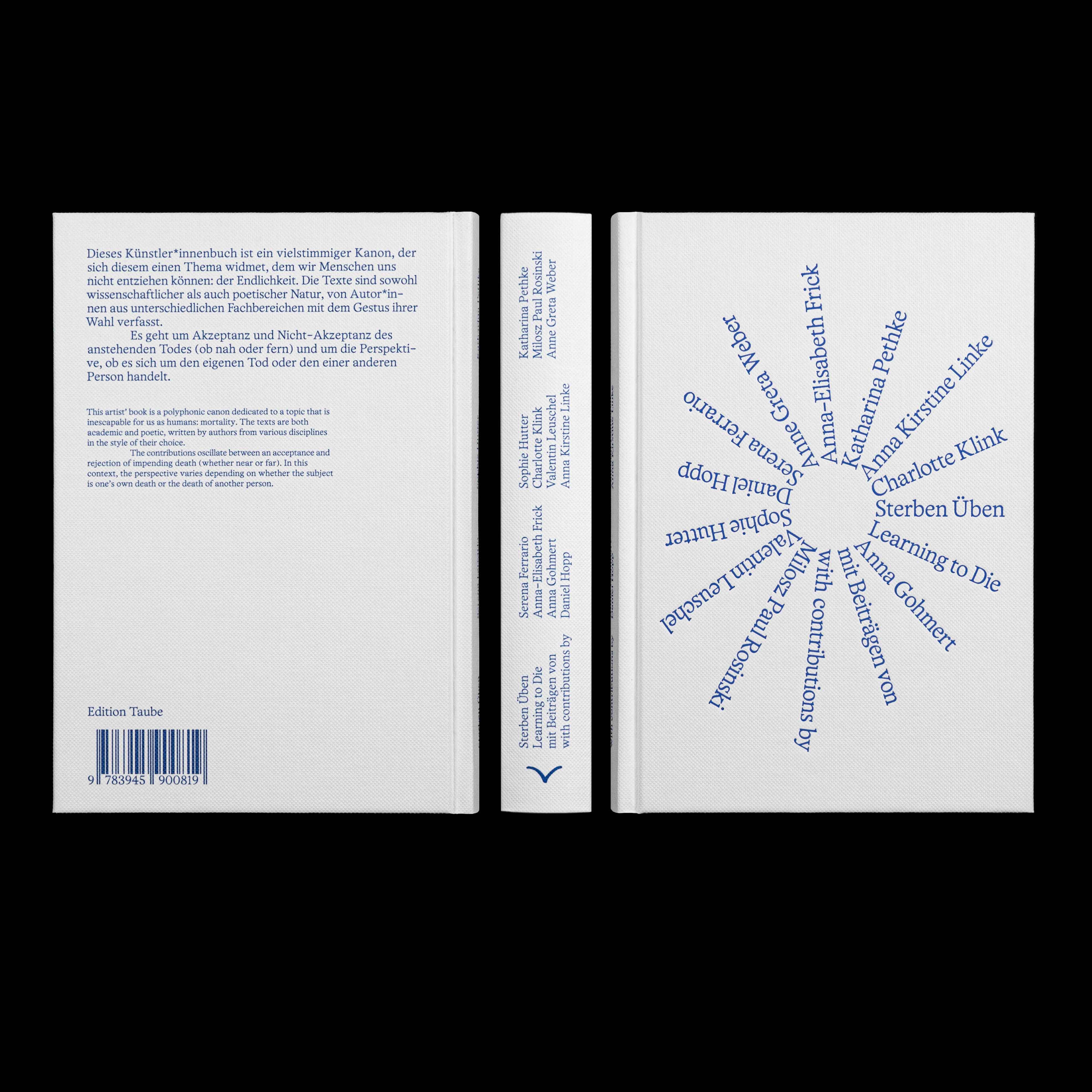 Dieses Quadrat zeigt den Einband des Essaybands Sterben üben. Rückseite, Buchrücken und Vorderseite sind nebeneinander, aber nicht miteinander verbunden, vor einem schwarzen Hintergrund abgebildet. Der Einband ist in Weiß gehalten, die Schrift darauf blau. Auf der Vorderseite sind die Namen der verschiedenen Autoren der Essays in blauen Schriftzügen von der Mitte aus wie Strahlen nach außen platziert. 