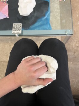 Man sieht, dass das anfassbare zweite 3- D Objekt der Form entspricht, sich an einer Form zuordnet, sodass man mit der Hand in die Form greifen kann, als wäre das Objekt ein greifbares Objekt.